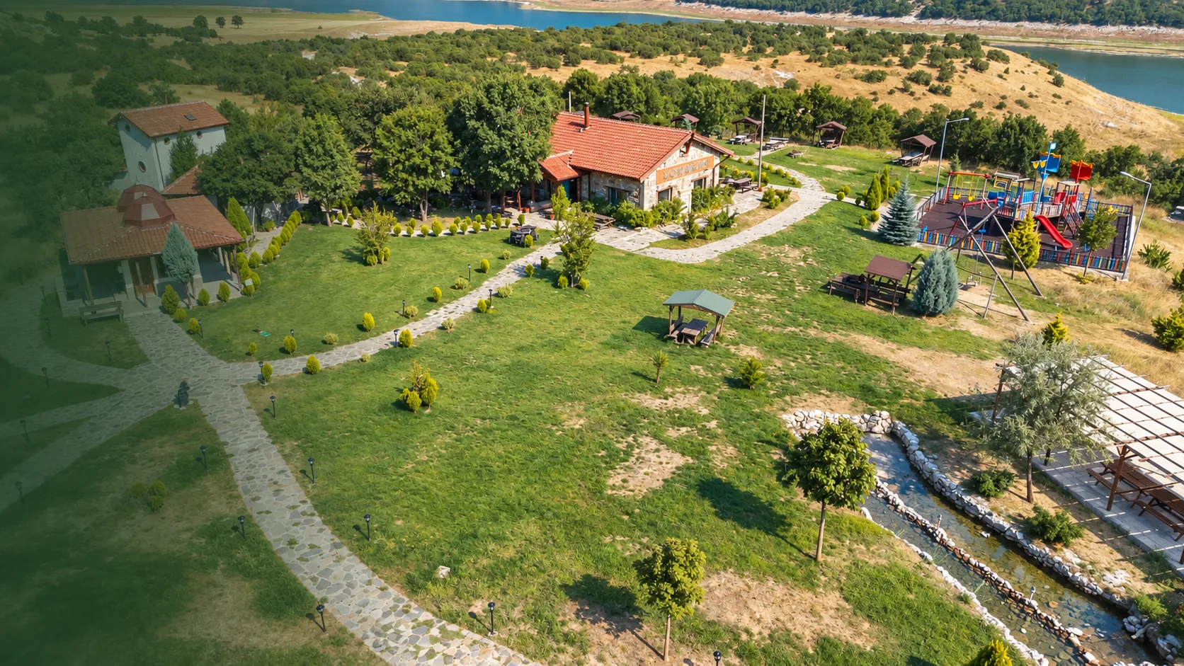 Doğada Mola’nın doğayla çevrili kuşbakışı manzarası