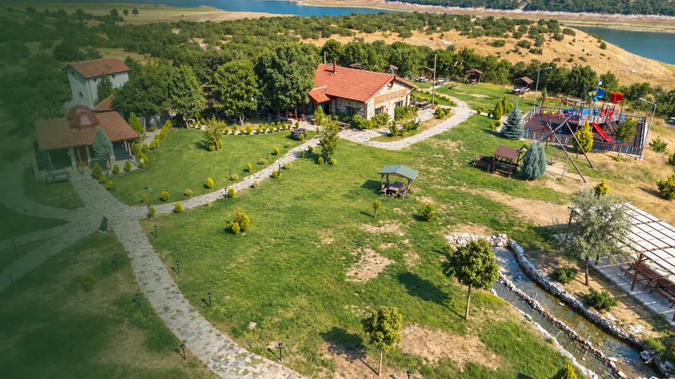 Bahçemizdeki ahşap oturma alanları ve tesisin genel görünümü