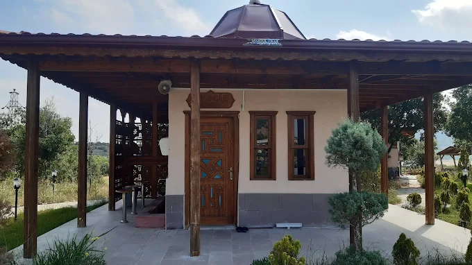 Doğada Mola tesisinin mescit binası