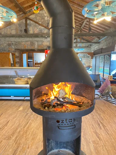 Restoranımızın içindeki yanan şömine