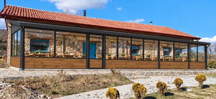 Taş restoran için önerilen ahşap ve cam teras kapaması